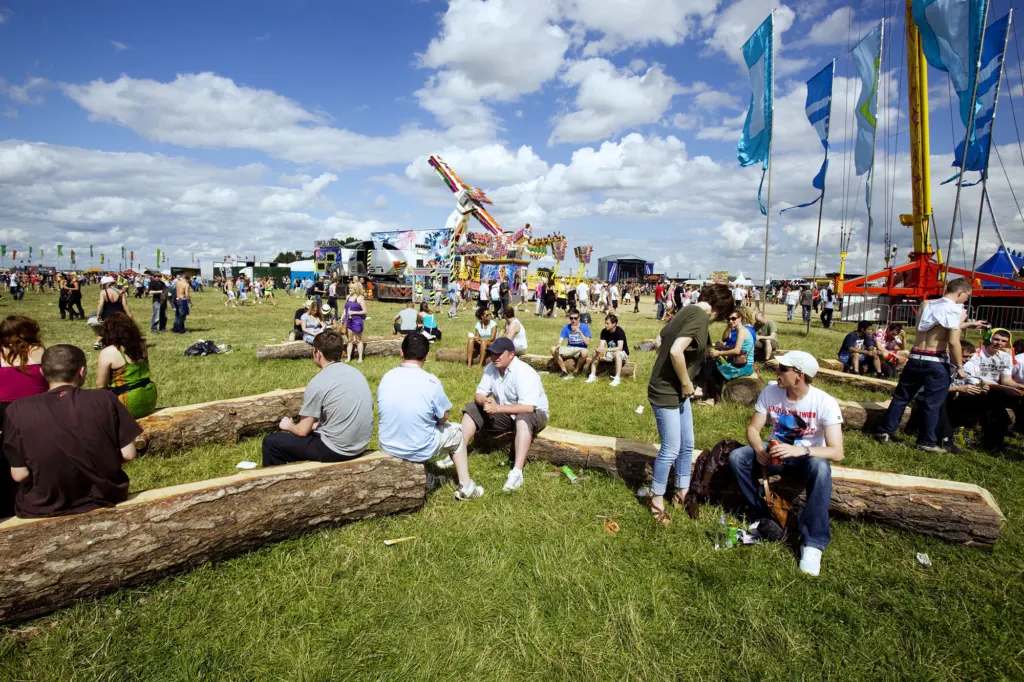 Festivalgoers and atmosphere at Global Gathering 2009